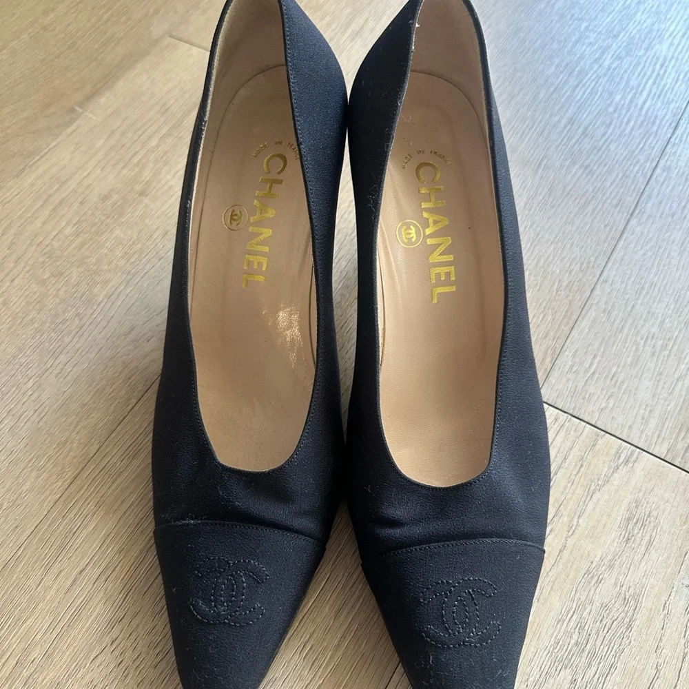 CHANEL Black Pointed CC Logo Mid Heel Pumps